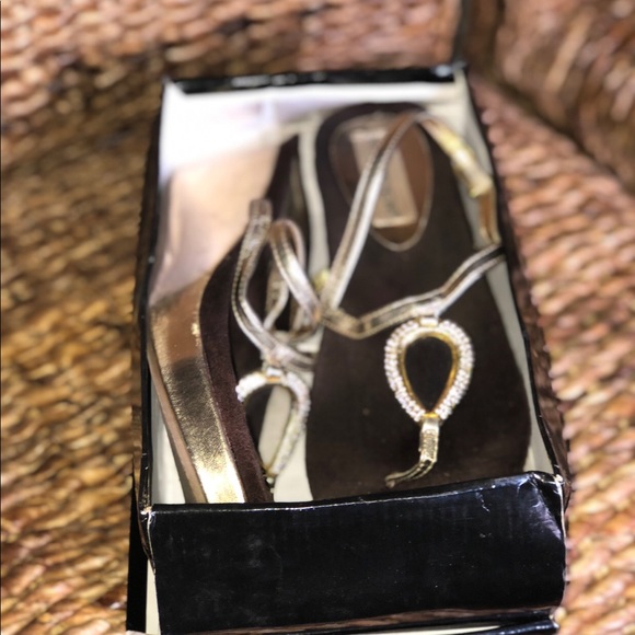 Newport News gold wedge sandal - Picture 3 of 3